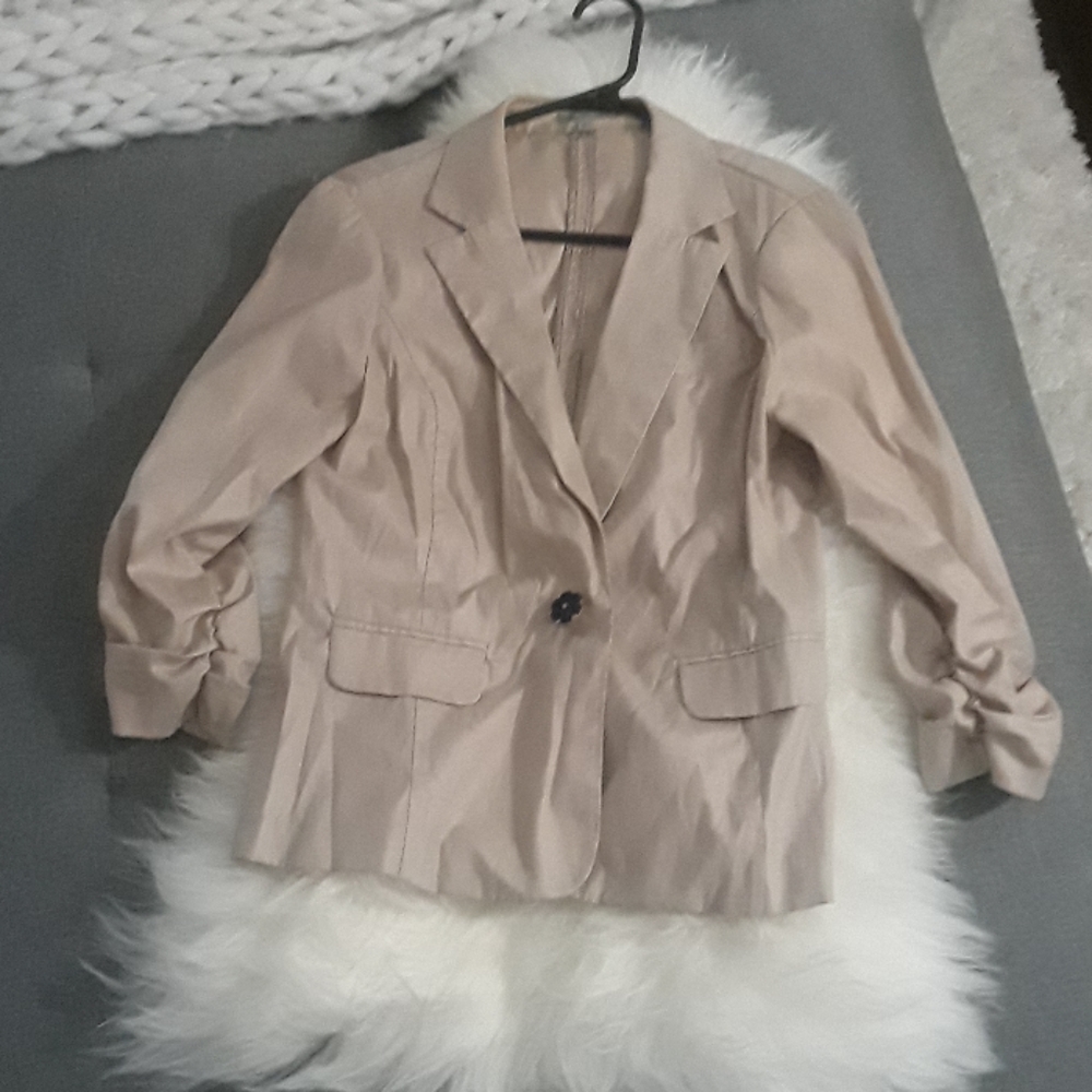 3/4 blazer with ruching and ruffles